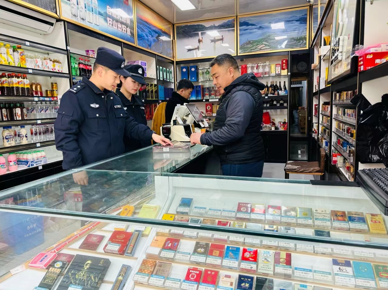 在3月12日,有一位年轻人拿着6条香烟(4条中华,2条利群)到他店里,年轻