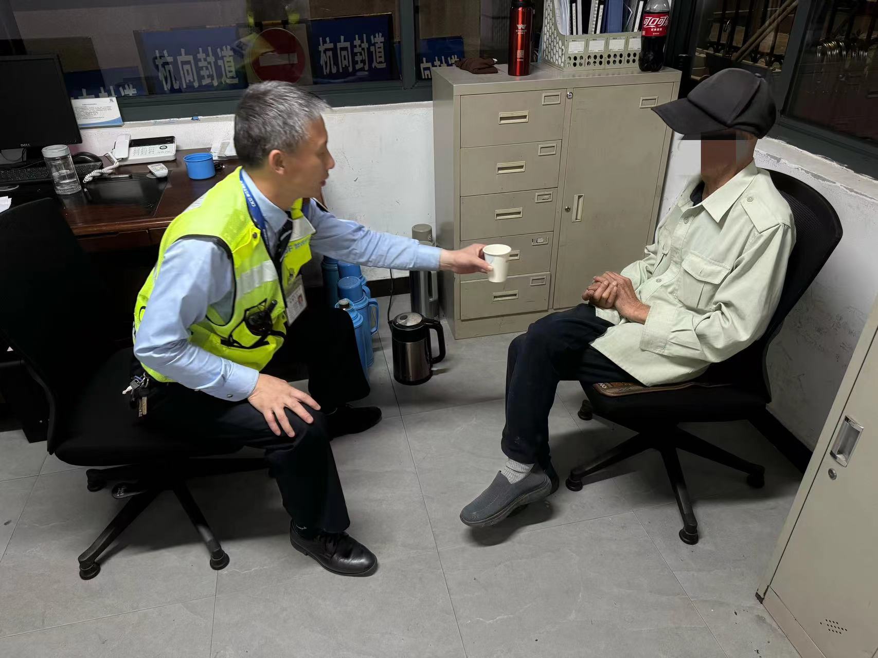 年迈老人凌晨"误闯"高速   收费所暖心助力安全回家