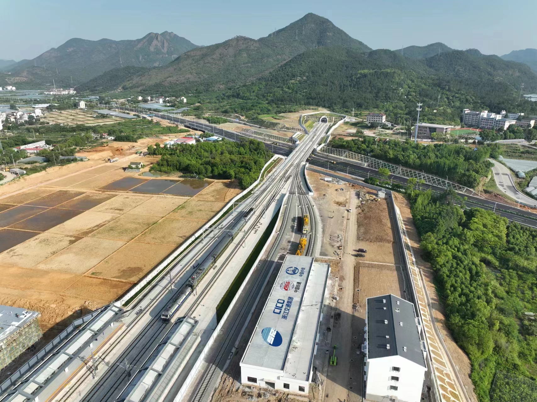 "浙江交通集团杭温铁路公司副总经理沈惠荣在联调联试现场介绍道,联调