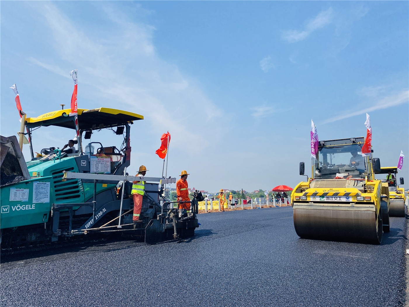 建金高速摊铺沥青