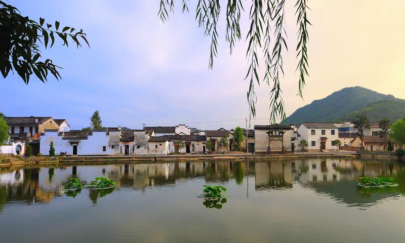 遵循天人合一,营造特有的村落自然和人文景观,理景与实用紧密结合