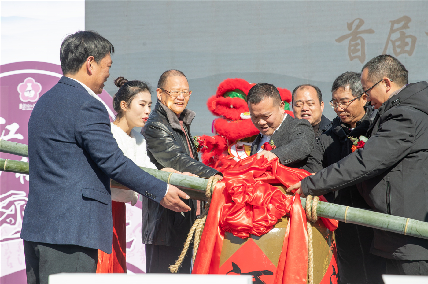 酒文化地标揭幕,梅江烧评比拍卖