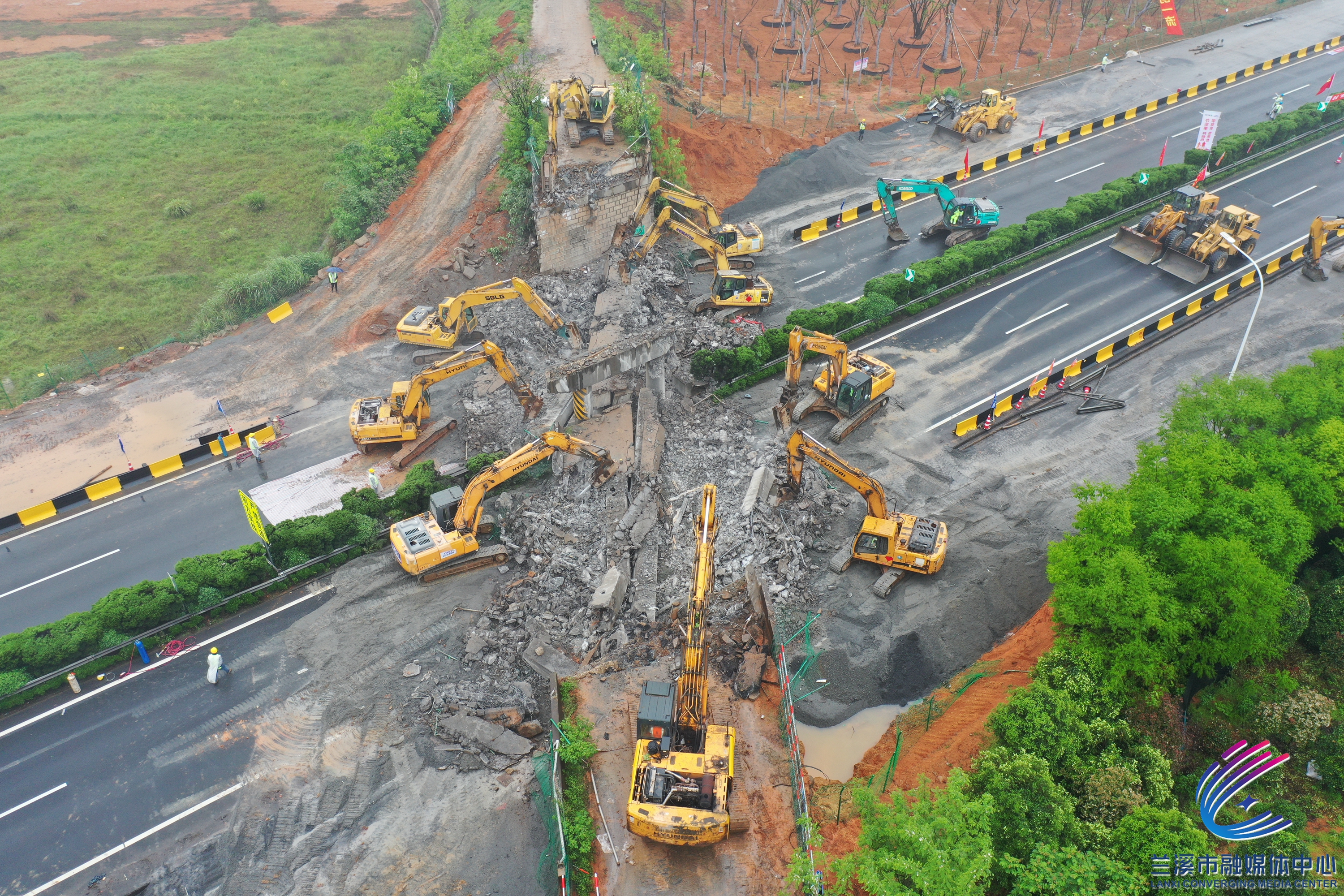 兰溪:首批5座跨杭金衢高速天桥全部拆除
