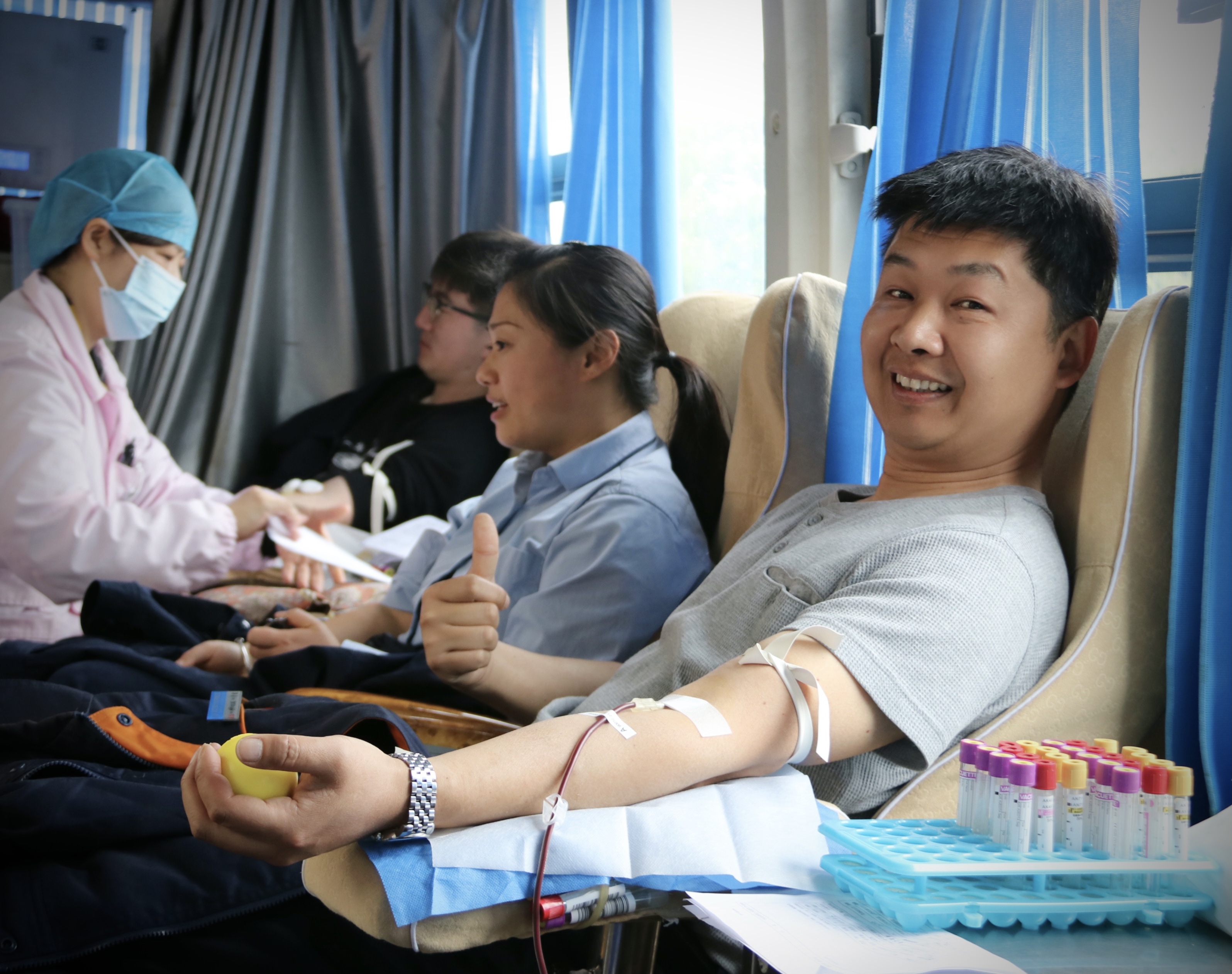 海南省国兴中学献血图片