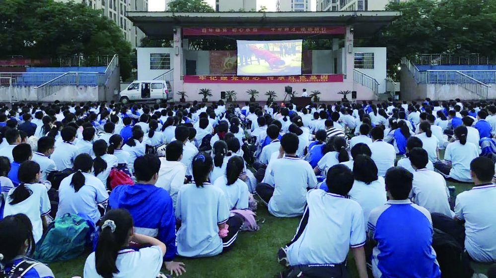 近日,兰溪市育才中学在操场举办红色教育宣讲活动.