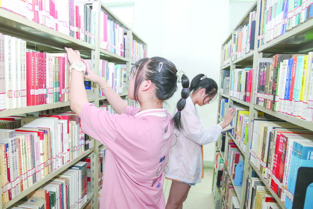 兰溪新闻网讯(记者 王 萍 )昨天,记者在兰溪市图书馆看到,学生正在
