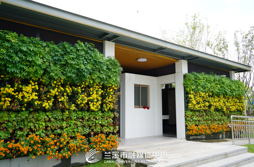 新建公厕脏乱差 建好更要管理好