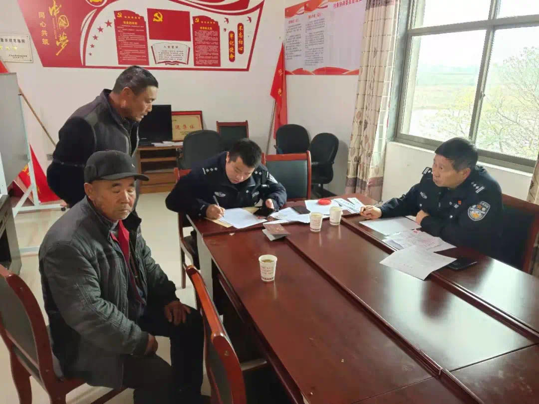 郑明亮:把服务从"窗口"送到百姓"心口"