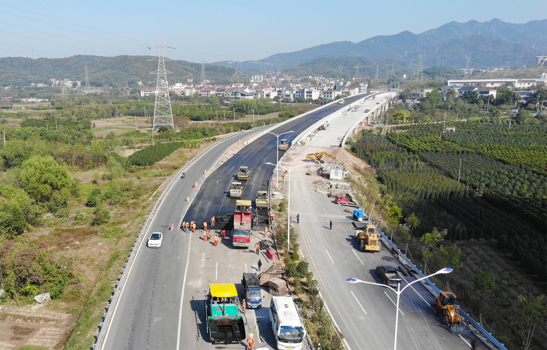 金兰快速路公铁立交桥左幅桥面沥青铺筑完成