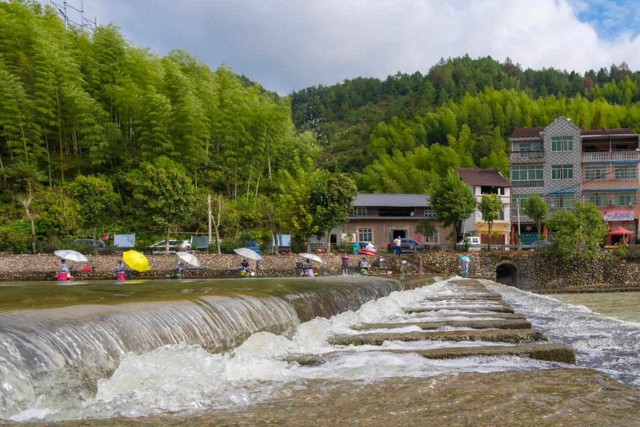 千年传承 红色吴村 探秘古村原始魅力感受文化