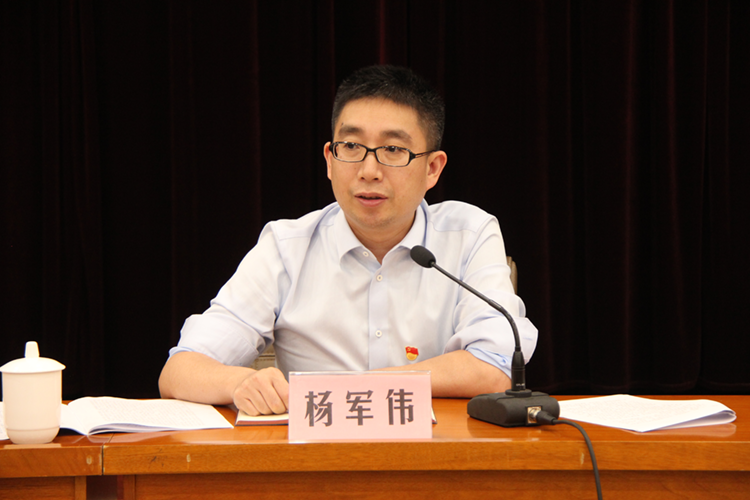 最后,县委组织部常务副部长杨军伟总结发言,他说,要高度重视,深刻认识