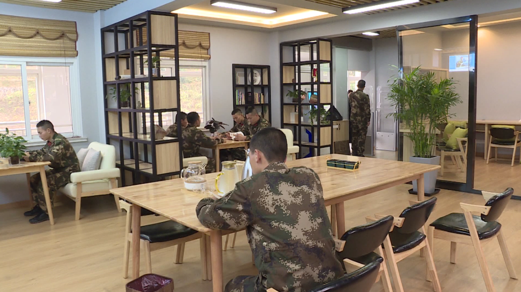 武警小哥哥也有专属图书馆了他们读书的样子真帅
