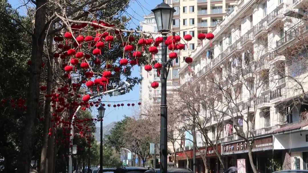 條條道路掛燈籠紅紅火火迎春節