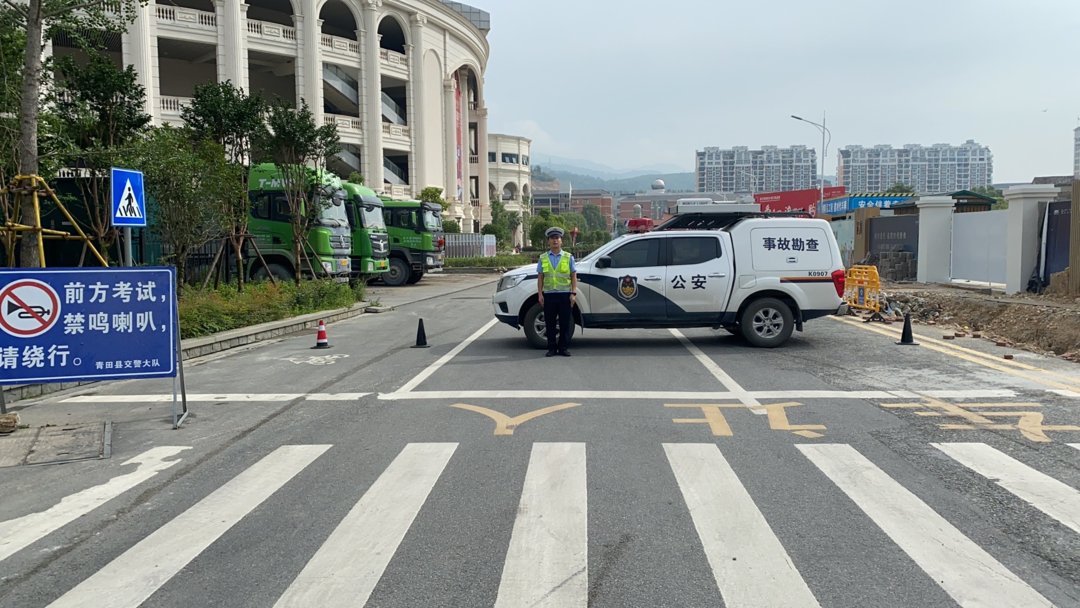 高考結束青田考生送水致謝交警這畫面太暖心