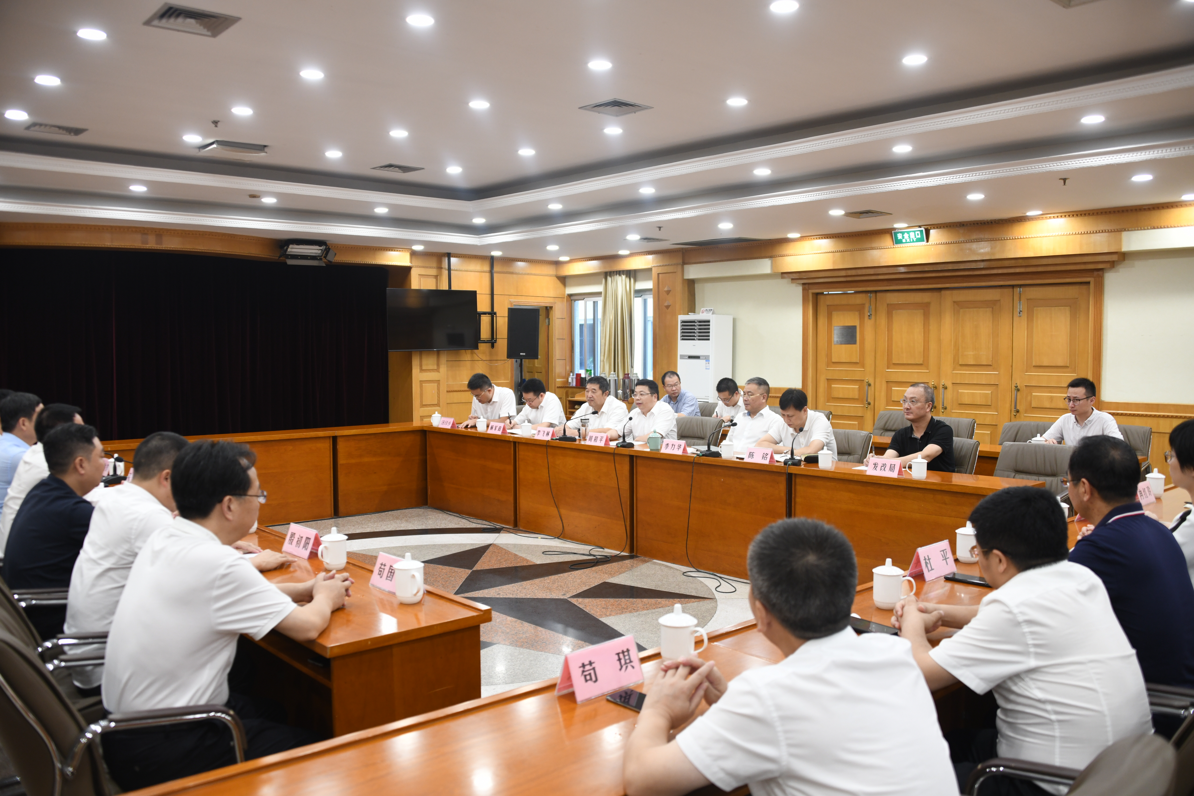 縣委書記李餘良,縣人大常委會主任張廷發率代表團來青開展交流座談,縣