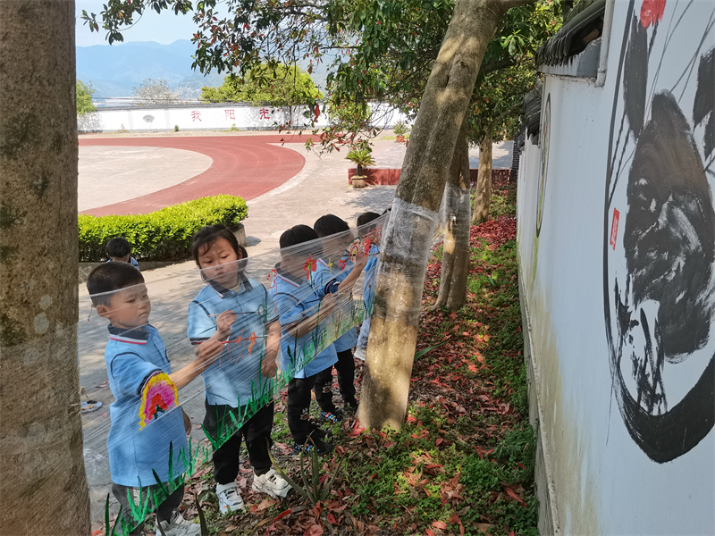 北山鎮學校附屬幼兒園保鮮膜上畫春天