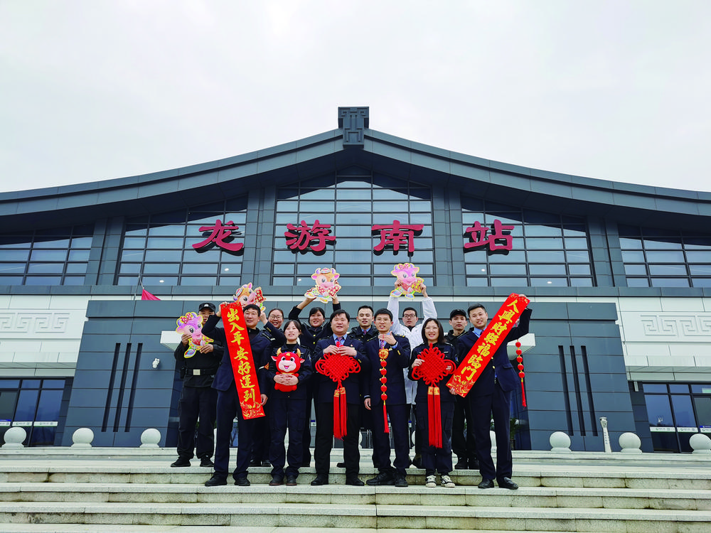 衢宁铁路龙游南站工作人员送新春祝福