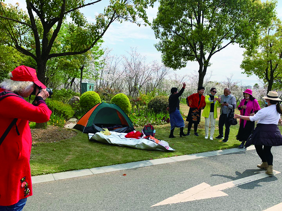 我县首个旅行团昨日出游踏春