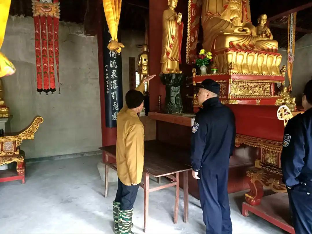 手头拮据,俩毛贼偷走象山某寺庙一尊100公斤重紫铜菩萨像