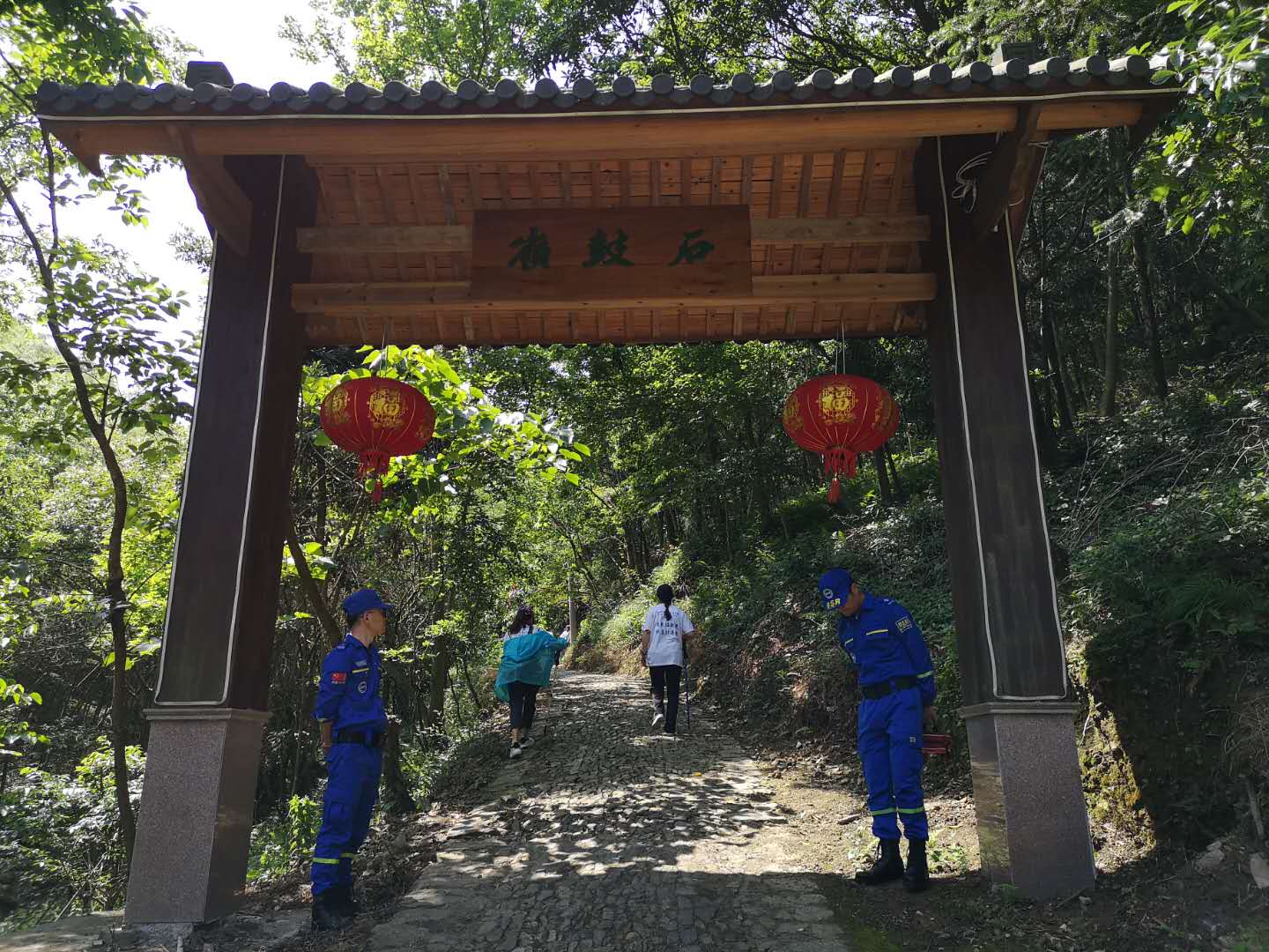 黃牯嶺在牆頭鎮鎮境裡,東北起自方家岙村石鼓嶺腳,西南至白蠟燭臺接長