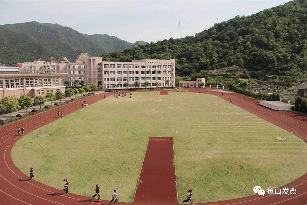 爵溪学校运动场改造,定塘中学餐厅及门卫改造,西周中学教学楼改造及