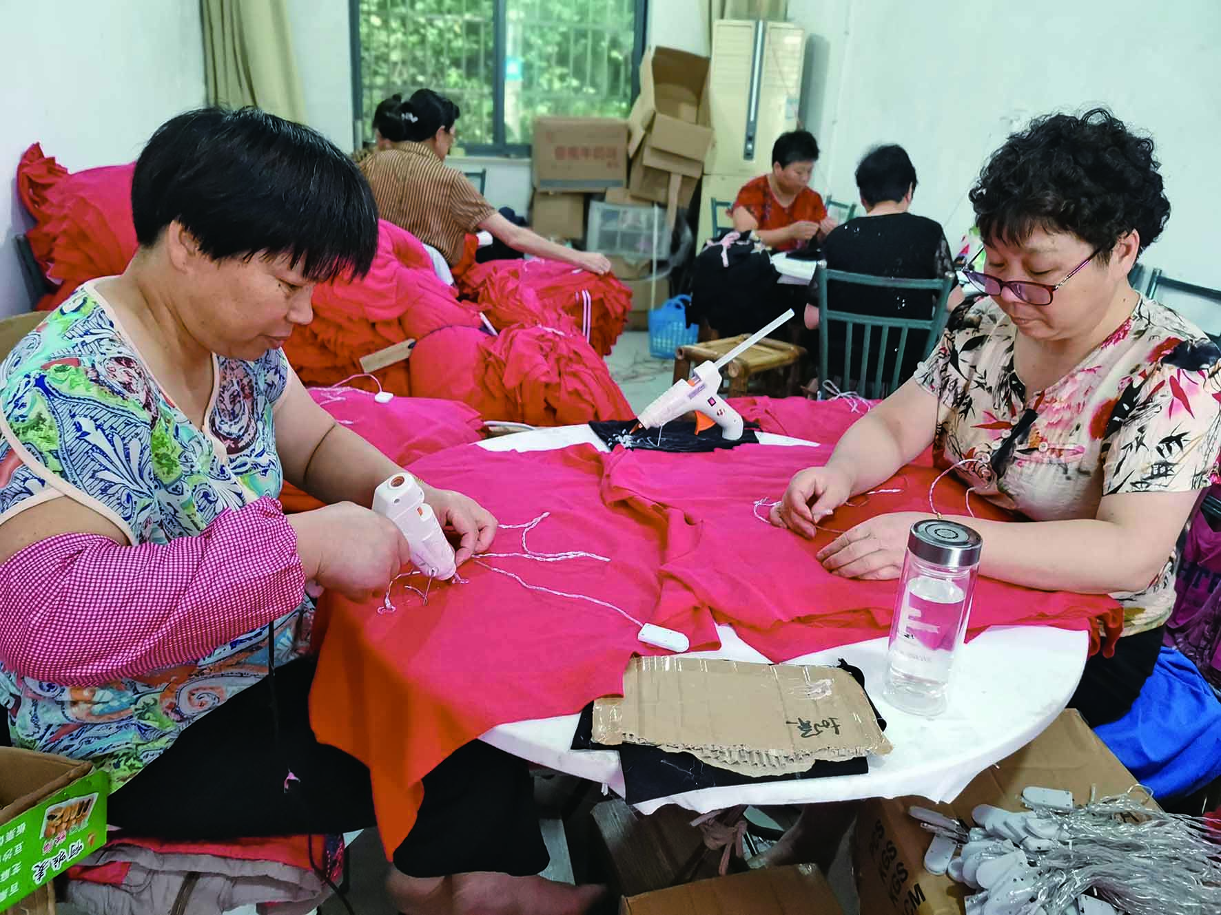 避岙乡学军绣花店的绣娘们忙得手脚不停(见图,负责人张学军告诉记者