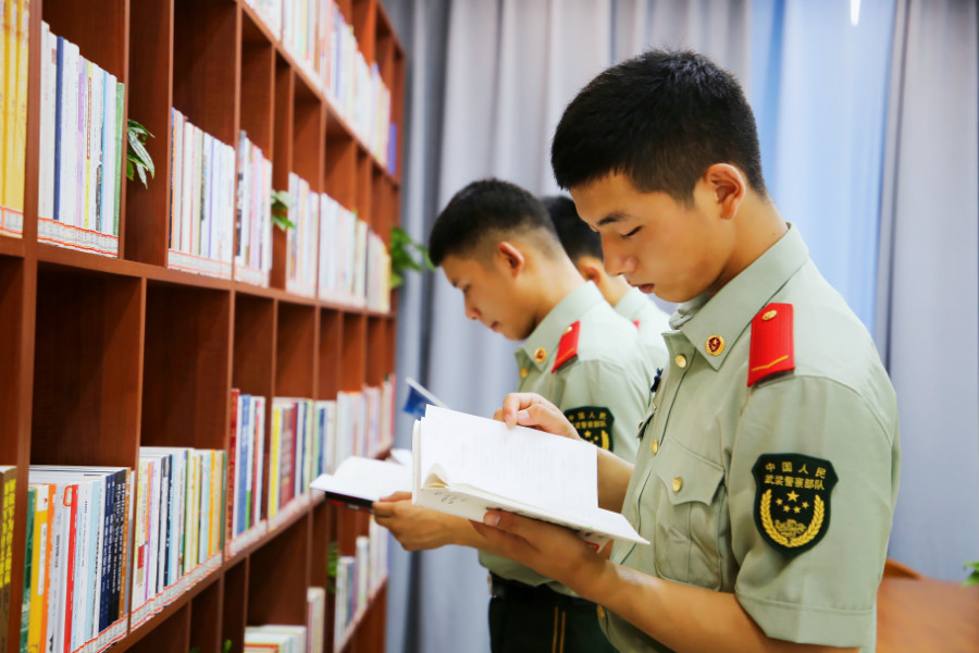7月31日上午,县图书馆武警分馆在武警象山中队正式开馆,军地领导以及
