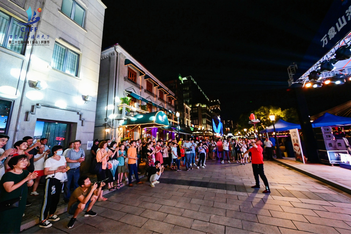 作为2020宁波文旅集市的"开场戏",象山开渔集市今晚"点燃"了宁波老