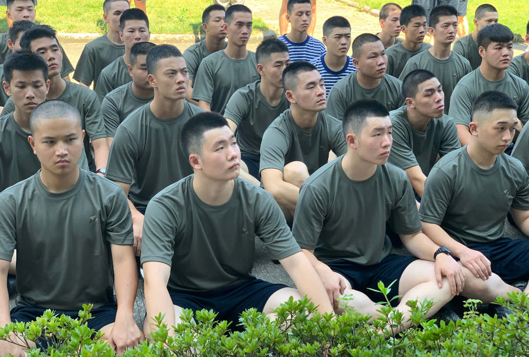 投身軍旅 9月5日,在我縣國防訓練中心,即將入伍的新兵正在緊鑼密鼓地