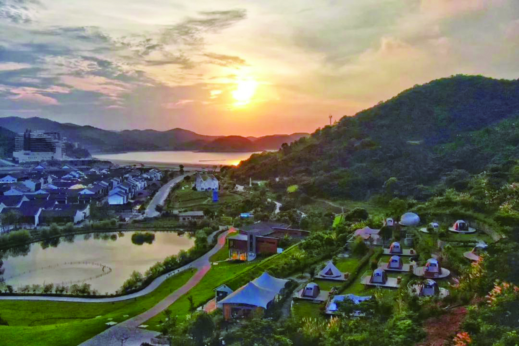 天幕山居露營地位於東海半邊山旅遊度假區四季百草園山腰之上,北