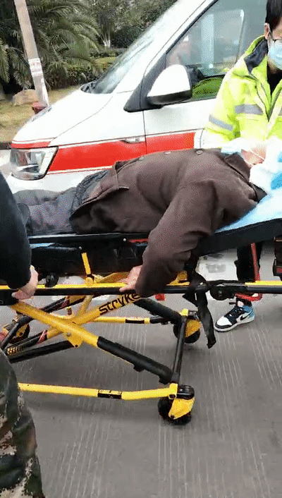 救助路边摔倒老人,象山海警执法员好样的!