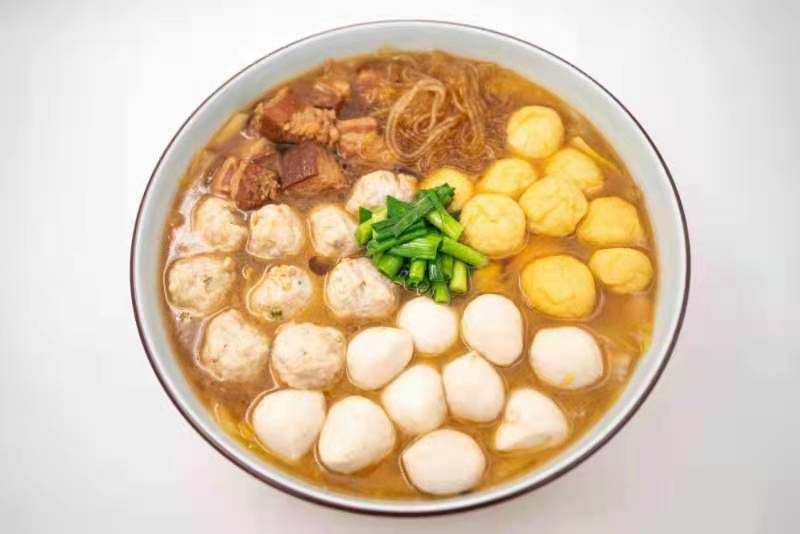 鲜美的白蟹,脆嫩的排骨,还有黄豆猪蹄,酱肉,芹菜黄豆芽鳗鲞,大菜杂烩