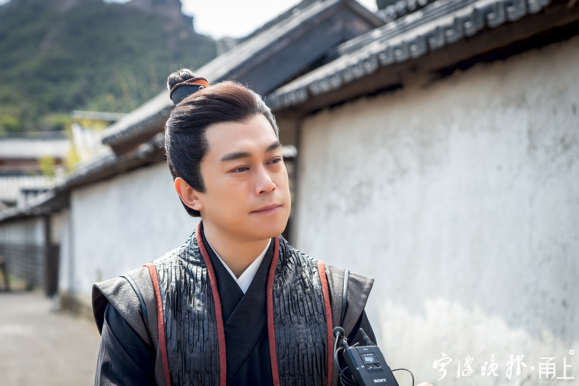 3月4日,现身象山影视城电影《疯狂夺刀》片场的刘冠麟,一身古装戏服