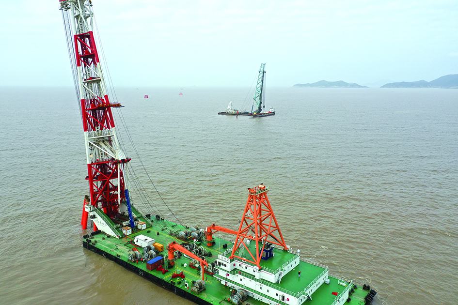 世界最大打桩船"三航桩20"与另一艘打桩船同步作业,使得沉桩施工速度