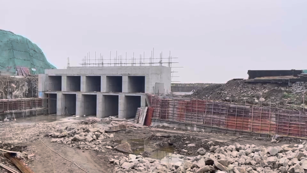 水闸拆建工程现场,工人们正抓紧时间对外海侧挡墙,启闭机房进行施工