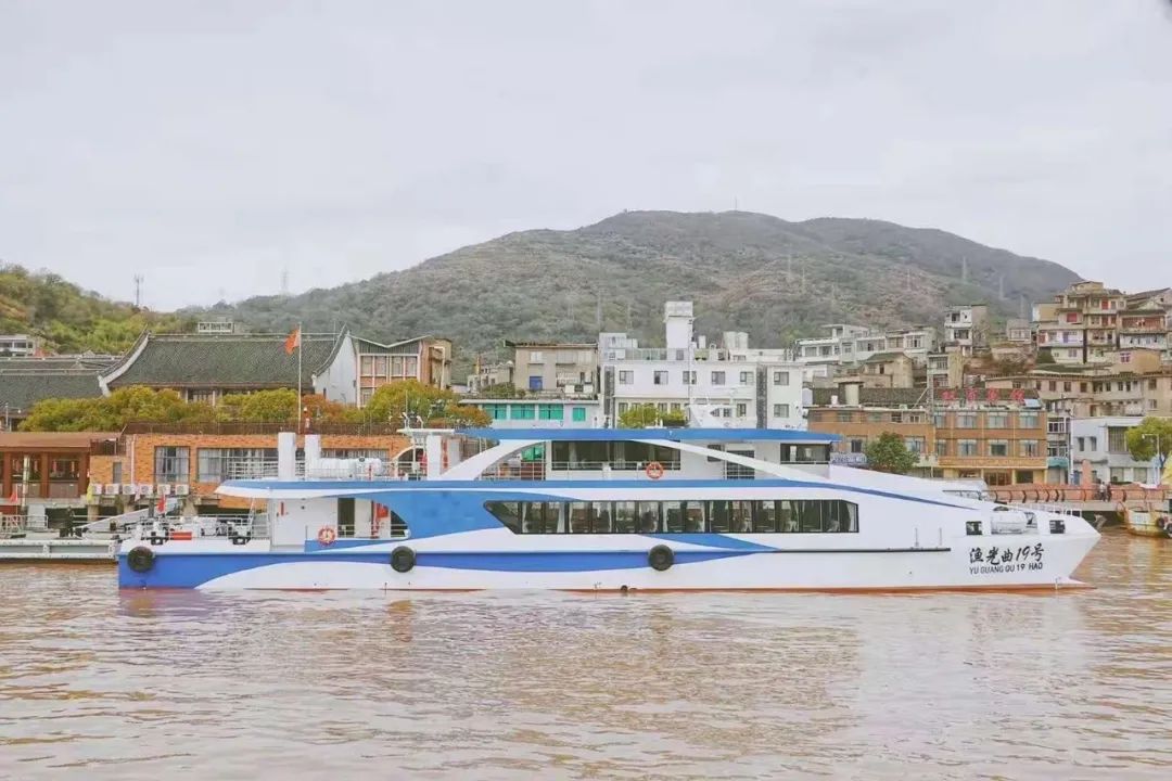 多功能舒适的游船将带您环游美丽的石浦港及其周围岛礁,让您真正领略