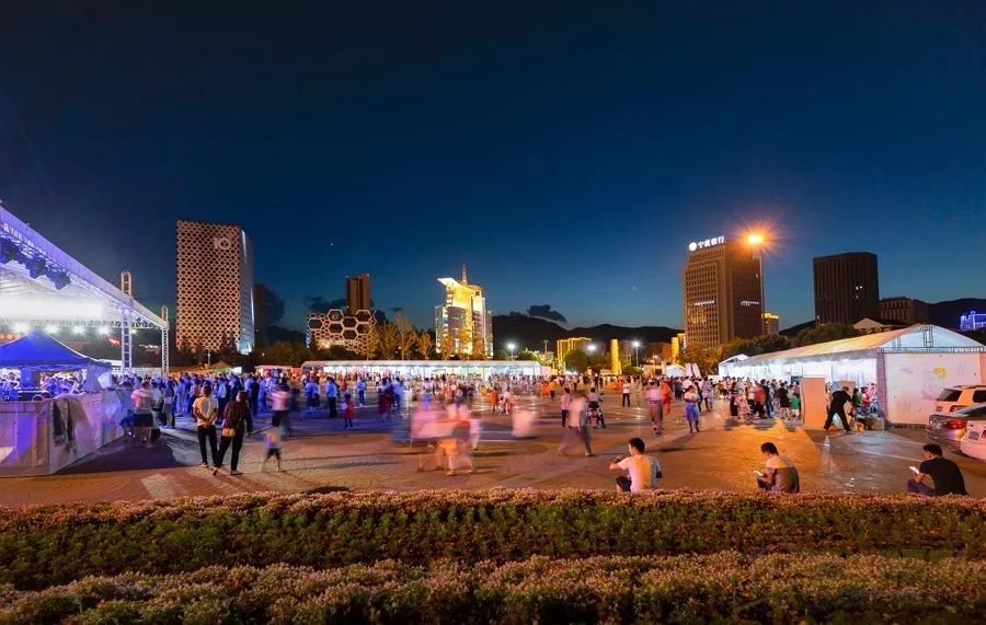 人民广场内,歌声四溢,阿姨妈妈们正跳着舞,享受这份属于夏夜的闲适.