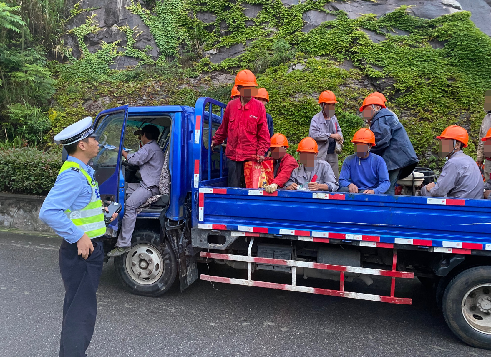 真能装核载3人的货车竟拉了15人