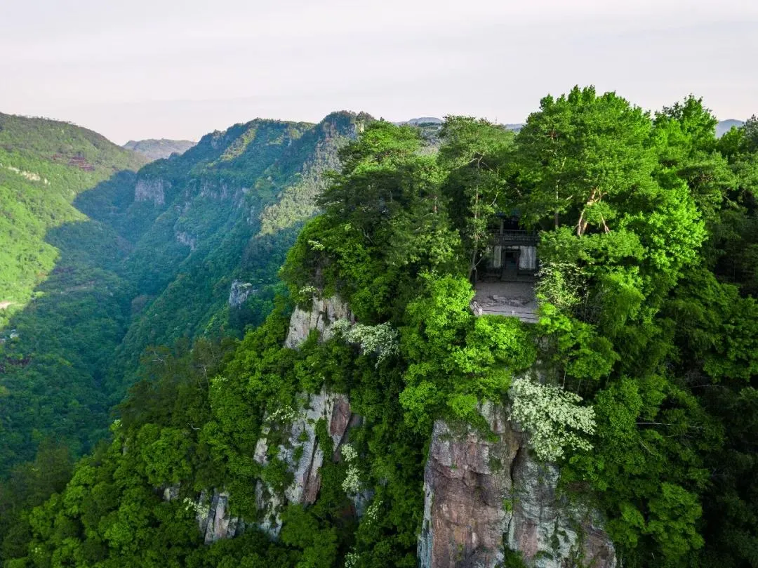 在妙高臺上登高望遠,青山綠水盡收眼底,還能看見如掌上明珠般的亭下湖