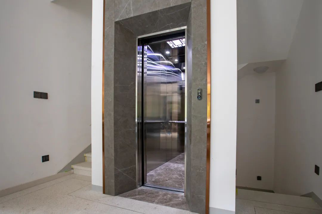 在这里电梯是标配,老人和行动不便的旅人不再烦恼需要爬楼梯搬行李