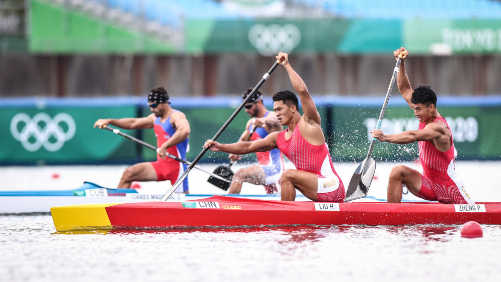 8月2日,中国选手刘浩(左,郑鹏飞在男子1000米双人划艇四分之一决赛中