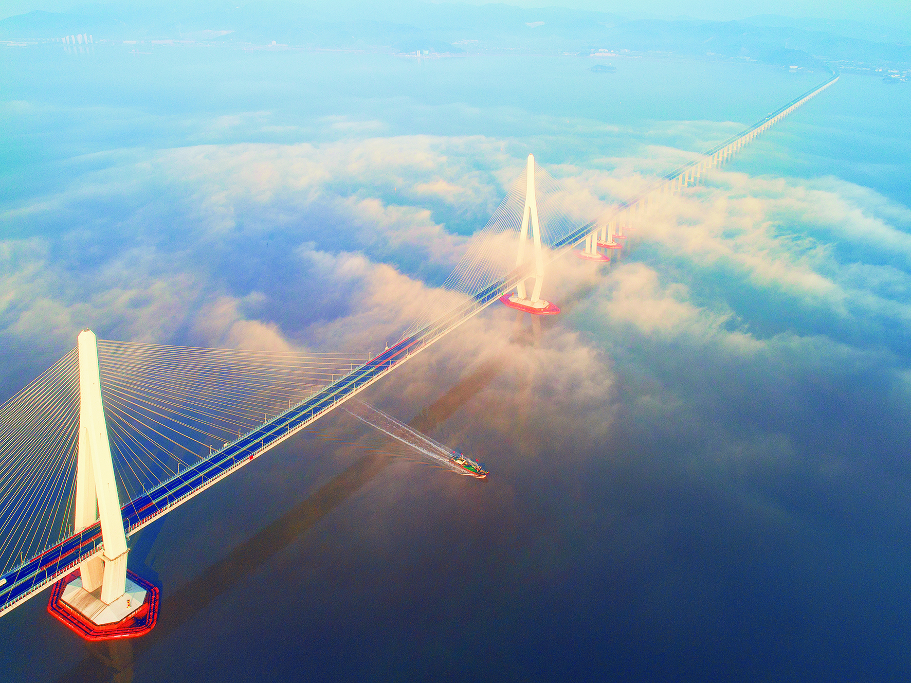 夕阳美如画浪涛醉晚霞用镜头记录象山港大桥的美丽黄昏