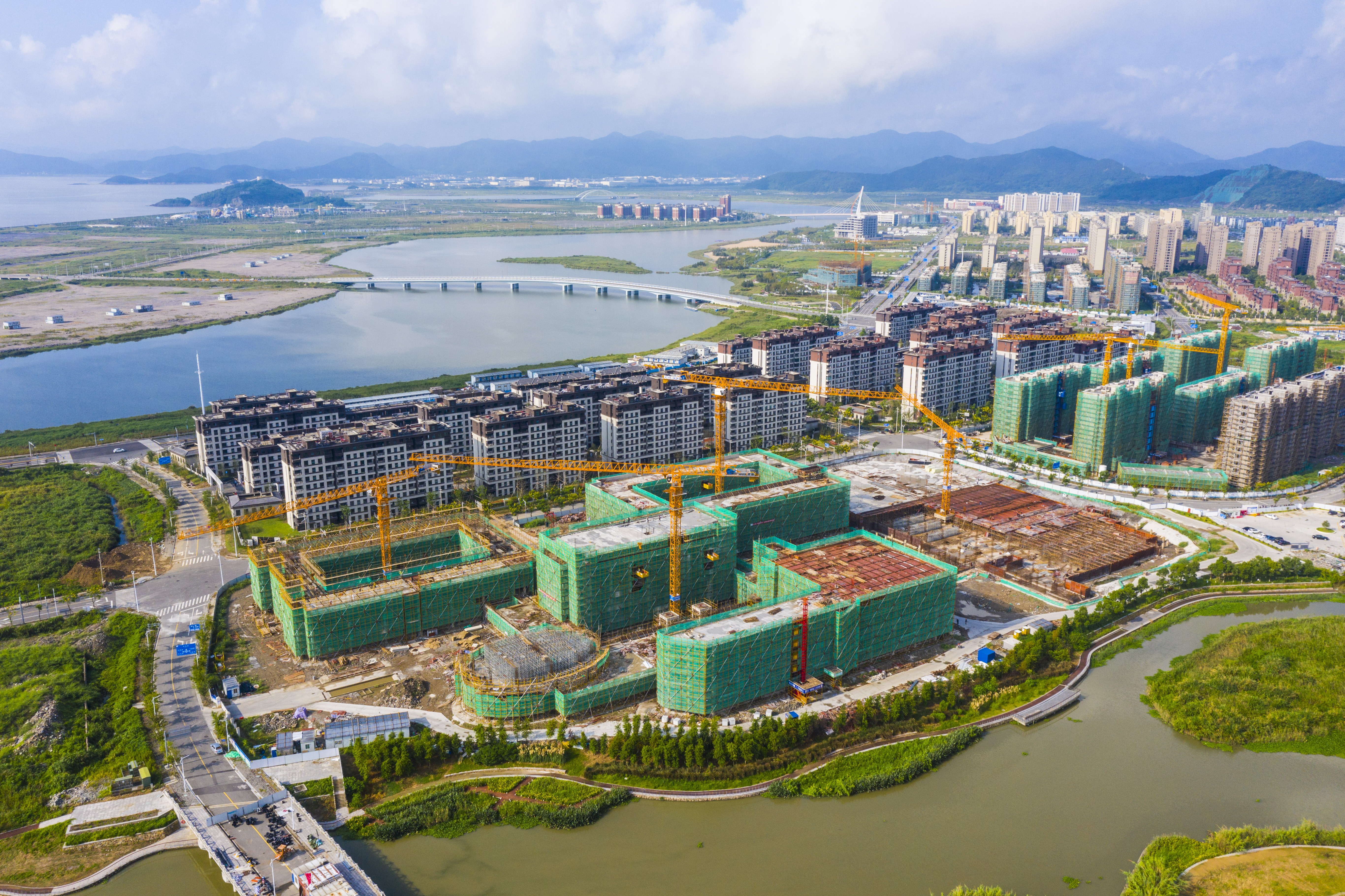 预计明年9月投用大目湾新城学校主体工程建成