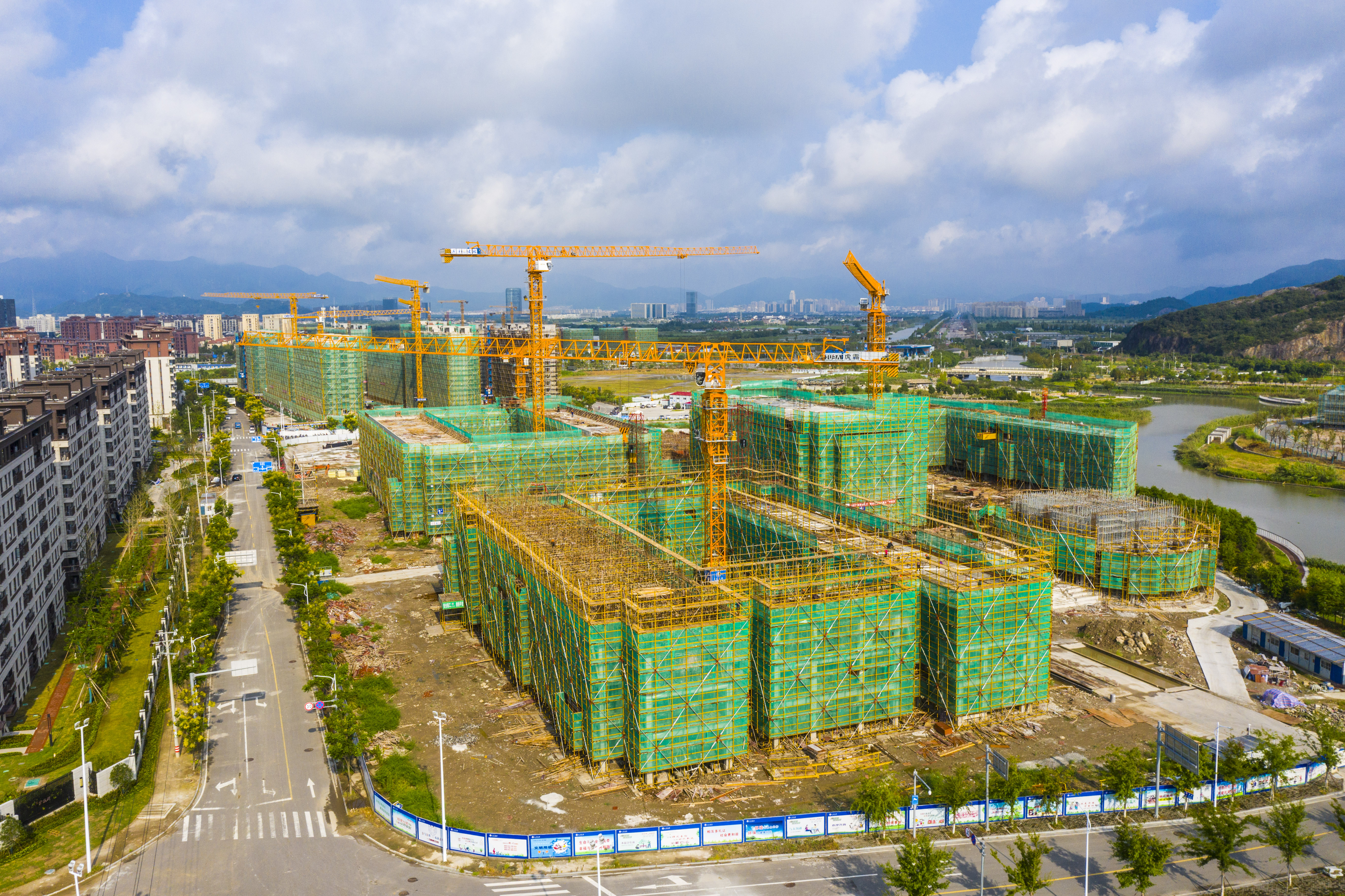 预计明年9月投用大目湾新城学校主体工程建成