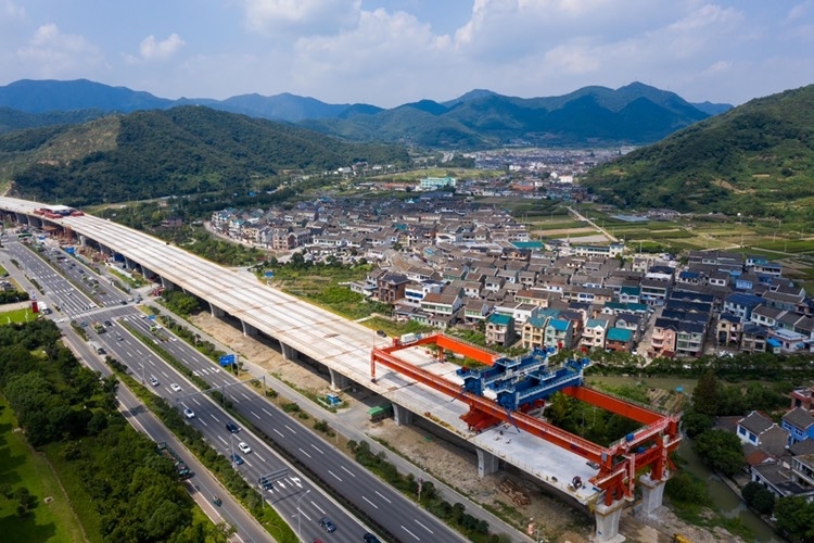 连日来,宁波舟山港梅山港区沈海高速连接线,即象山湾疏港高速昆亭至