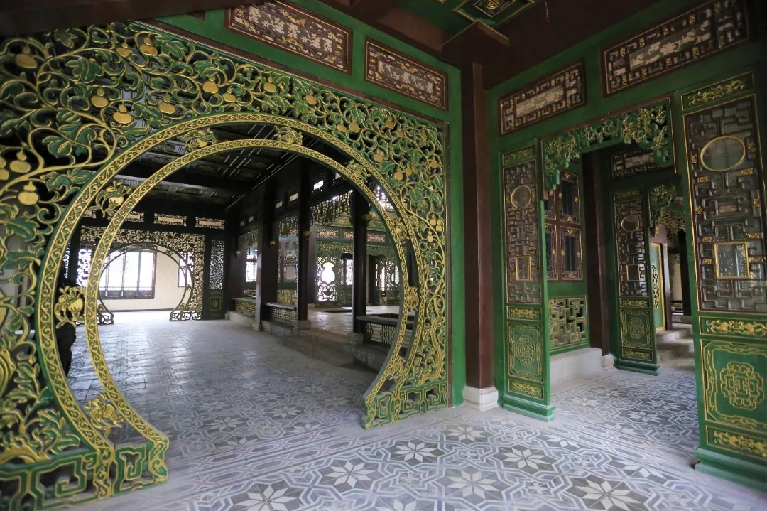 《鬓边不是海棠红》是在中国海影城凤鸣楼中取景,当静谧的墨绿撞上