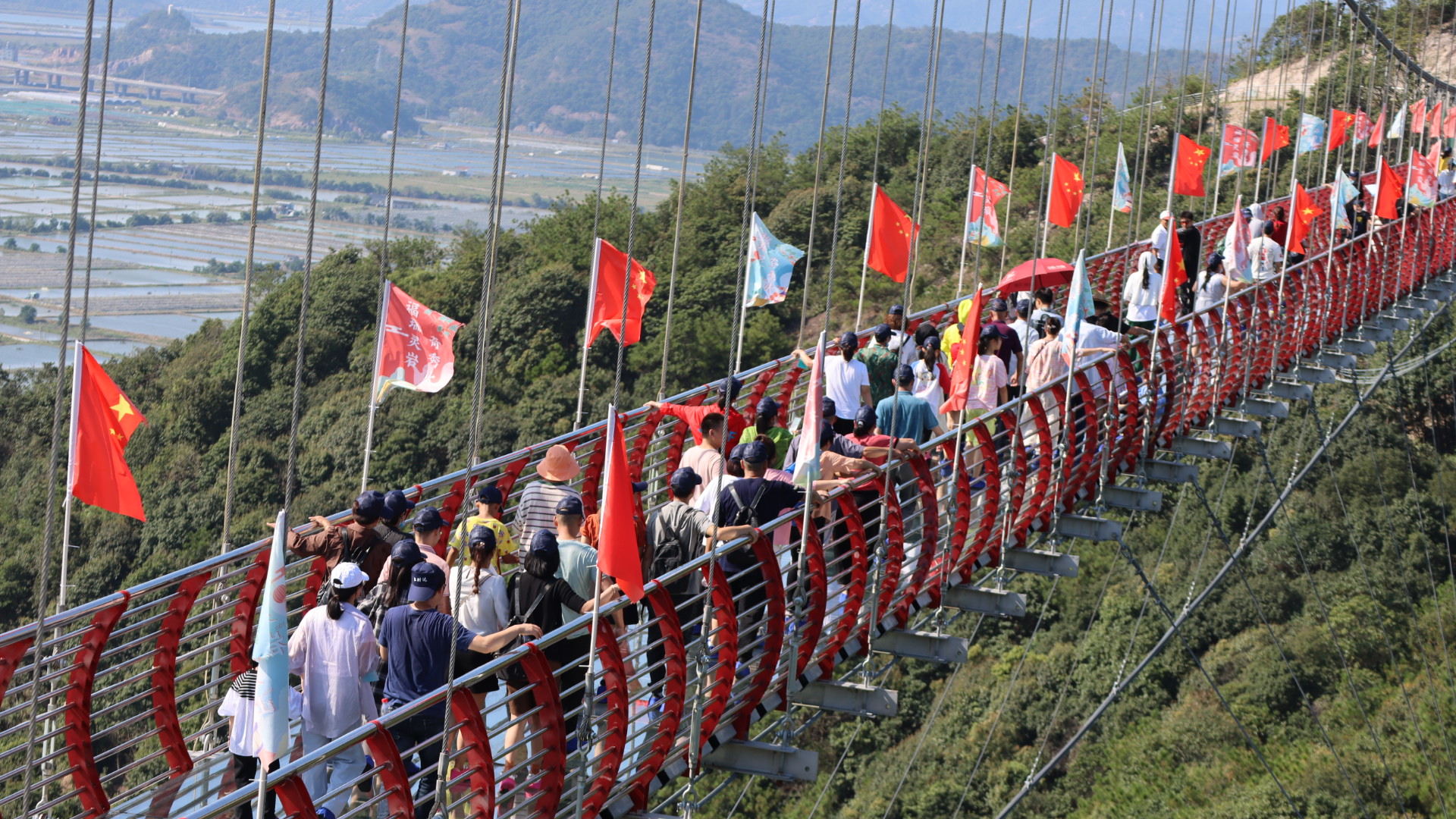 國慶長假首日,定塘靈巖火山峰景區