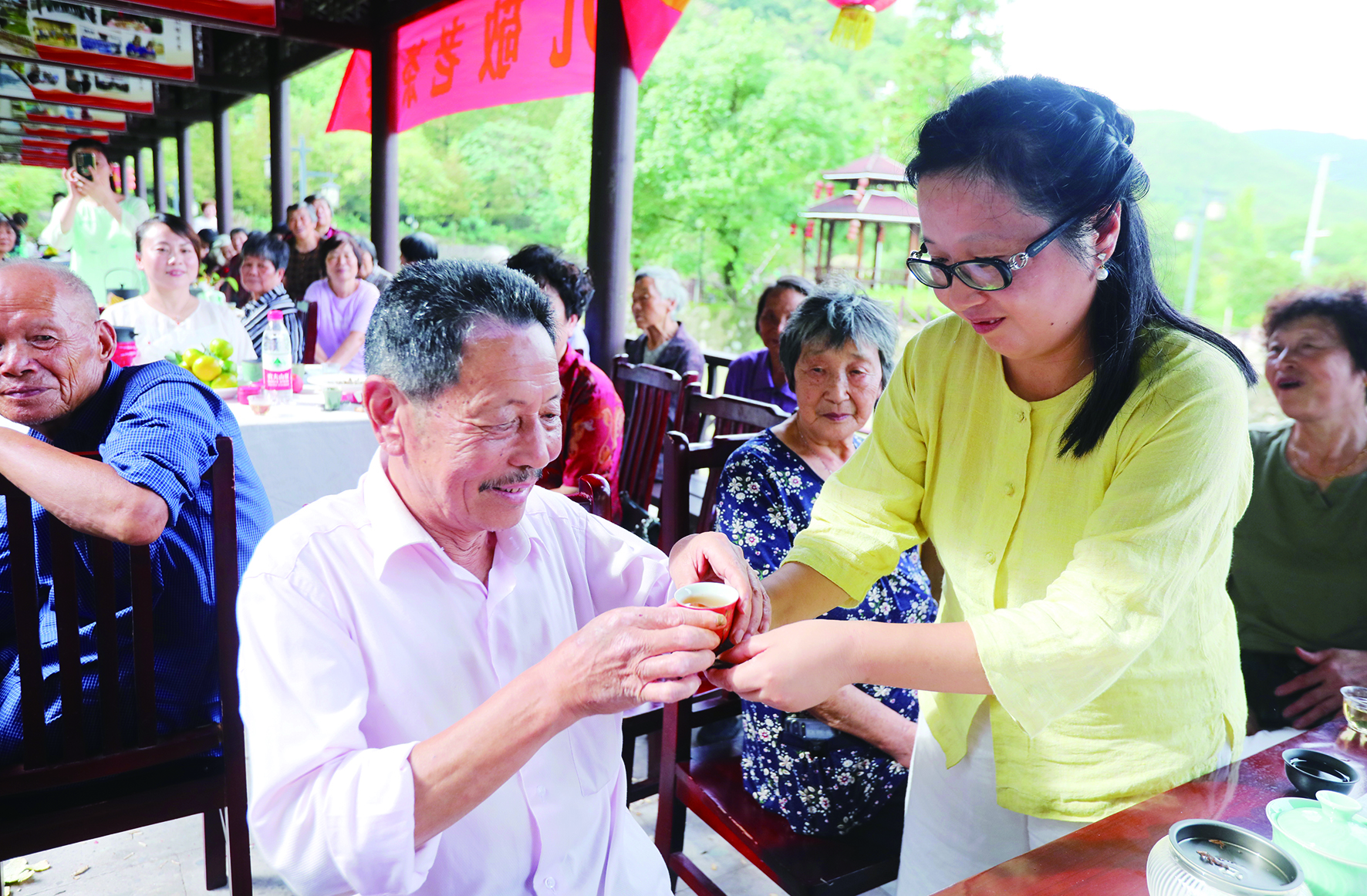 涧溪张村:重阳敬茶献老人