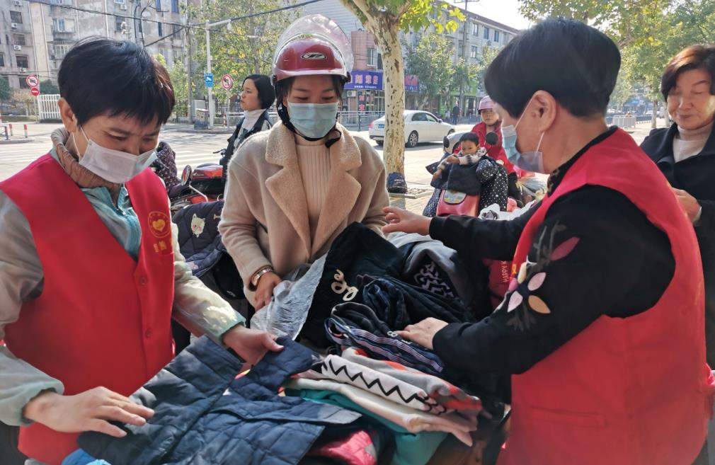 150名热心市民参加"衣循环"捐衣2425件