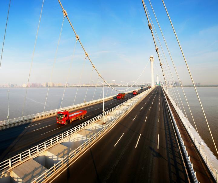 上世纪50年代至70年代,成千上万军民在杭州城东,钱塘江"转折口"